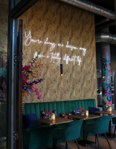 Interieur Grand Caffè Macchiato Hoofddorp. Op de muur in neon: 