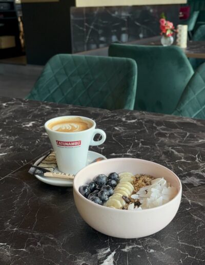 Koffie & Yoghurt Bowl bij Grand Caffe Macchiato in Hoofddorp